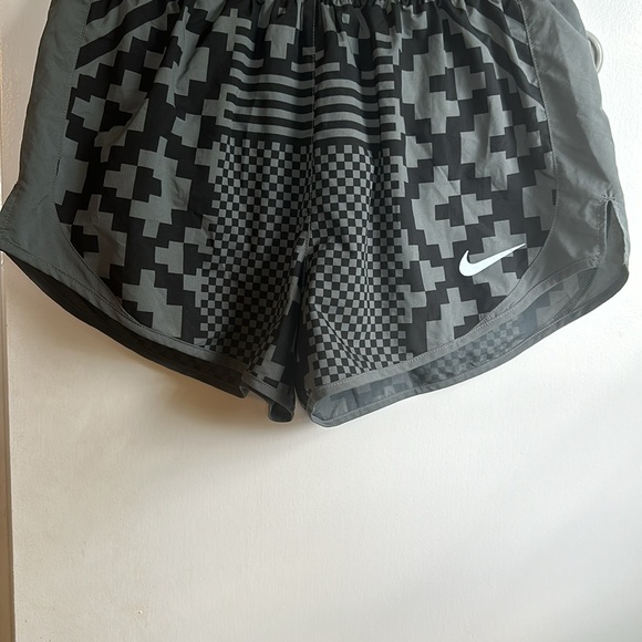 Black and grey Nike running shorts - Picture 4 of 9